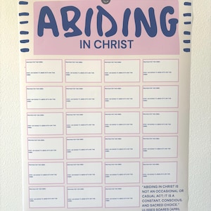 Può includere: Un poster con le parole "ABIDING IN CHRIST" in lettere blu su sfondo rosa. Il poster ha più piccole scatole rettangolari per scrivere. L'angolo in basso a destra ha una citazione sull'abitare in Cristo.