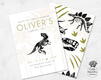 Puede incluir: Dos invitaciones para una fiesta temática de dinosaurios. La invitación principal presenta una ilustración de esqueleto de T-Rex y el texto "Join us for a Jurassic Adventure" y "Oliver's Turning 101". La segunda tiene ilustraciones de dinosaurios.