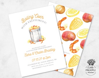 Pode incluir: Convite para chá de bebé com ilustrações em aquarela. O convite apresenta o texto «Boiling Over With Excitement!» e os detalhes do chá de bebé de Sara e Chase Bradley. O verso do convite tem um padrão de camarões, milho, batatas, limões e cebolas.