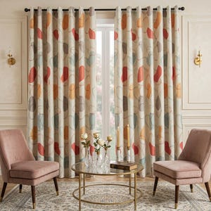 Könnte beinhalten: Beige Vorhänge mit einem Muster aus abstrakten Formen in Rot, Orange, Blau und Grau. Die Vorhänge hängen vor einem Fenster, mit zwei rosa Stühlen und einem Couchtisch mit Glasplatte. Der Raum hat ein neutrales Farbschema.