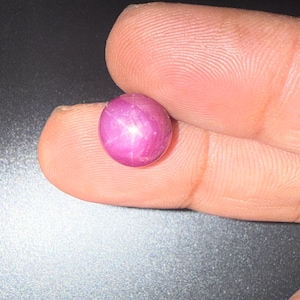 Hermosa gema de rubí estrella natural en cabujón de 10,40 quilates, 6 estrellas raras, buena forma redonda de rubí estrella para la fabricación de joyas.