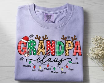 クリスマスおじいちゃんTシャツ、おじいちゃんのトナカイと孫の名前入りTシャツ、コンフォートカラーTシャツ