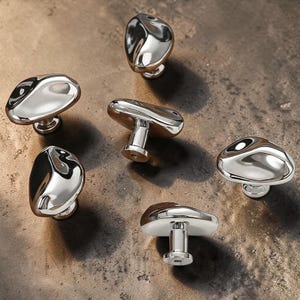 Tirador de armario moderno de plata con forma de guijarro, tirador de armario orgánico de estilo zen, tirador de cajón minimalista de plata cepillada, herrajes para muebles de un solo orificio.