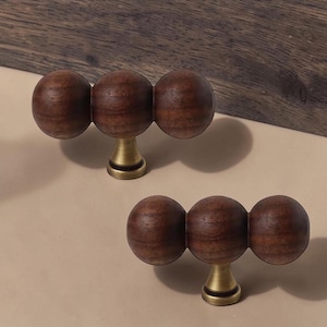 Gałki meblowe z orzecha włoskiego z potrójną kulą, uchwyty do szuflad z brązu w stylu Mid-Century Modern