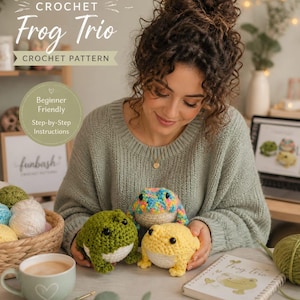 Op de afbeelding: Een persoon houdt drie gehaakte kikker speelgoed: groen, geel en veelkleurig. De afbeelding promoot een haakpatroon, met de tekst "CROCHET Frog Trio CROCHET PATTERN" en "Beginner Friendly Step-by-Step Instructions."