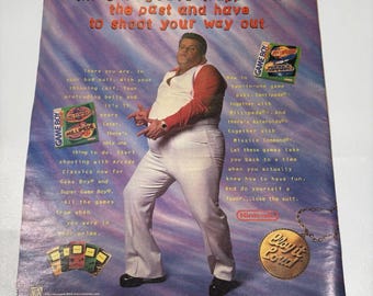 Stampa pubblicitaria da parete per Nintendo Super Game Boy del 1995 con l'uomo grasso che balla e spara a modo tuo.