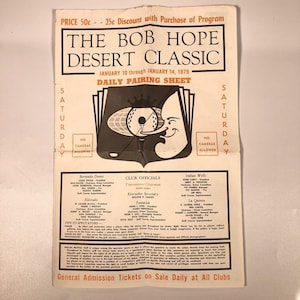 Może przedstawiać: Program wydarzenia w stylu vintage dla turnieju golfowego Bob Hope Desert Classic, który odbył się w dniach 10-14 stycznia 1979 roku. Czarno-biały projekt zawiera szczegóły turnieju, logo z piłką golfową i tekst "Daily Pairing Sheet."