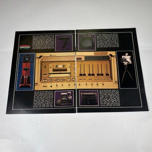 Peut inclure: Une publicité vintage présentant des appareils électroniques. La page comprend un lecteur de cassettes stéréo, un petit téléviseur, une caméra vidéo sur trépied et d'autres appareils électroniques. Le texte "Playboy's Christmas Gift Guide" est visible.