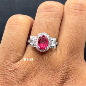 Anillo de moissanita con halo ovalado de rubí y tres piedras, anillo de compromiso con rubí rosa y piedra lateral talla esmeralda chapado en oro blanco de 14 quilates, anillo nupcial de lujo para mujer.