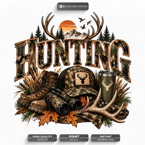 Könnte beinhalten: Ein Grafikdesign mit dem Wort HUNTING in Camouflage-Schrift über einer Ansammlung von Outdoor-Ausrüstung, darunter braune Stiefel, ein Camouflage-Fernglas, eine Camouflage-Kappe mit Hirsch-Aufnäher, ein grüner Becher und ein Hirschgeweih.
