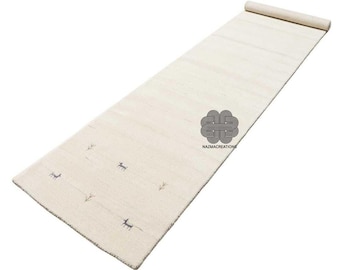 Handgewoven ivoorkleurig vloerkleed, minimalistisch wollen gangtapijt met subtiele dierenmotieven, Scandinavische vloerloper