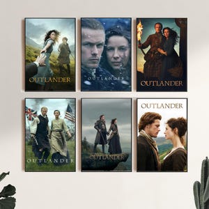 Può includere: Sei poster incorniciati con il titolo "Outlander". Ogni poster mostra un'immagine diversa dei personaggi della serie. I poster sono in cornici nere e sono esposti su una parete bianca. Il titolo della serie è nella parte inferiore di ogni poster.