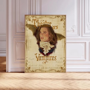 Könnte beinhalten: Ein gerahmtes Vintage-Poster mit dem Text "Théâtre des Vampires" in goldener Schrift. Das Poster zeigt eine Illustration eines Mannes mit langen Haaren und einem Rüschenkragen, mit Fledermausflügeln hinter seinem Kopf. Das Poster ist in einem goldenen Rahmen.