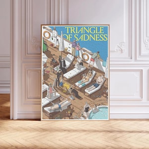 Puede incluir: Una impresión artística enmarcada que presenta una ilustración detallada de la cubierta de un crucero. La obra de arte representa a los pasajeros tomando el sol, socializando y disfrutando del agua. El título "TRIANGLE OF SADNESS" se muestra en texto amarillo.