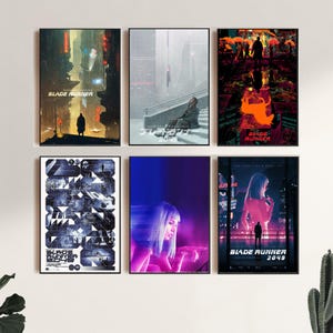 Può includere: Sei poster cinematografici incorniciati con scene della serie Blade Runner. I poster mostrano varie scene con paesaggi urbani futuristici, personaggi e i titoli dei film. La tavolozza dei colori include toni scuri con accenti al neon.