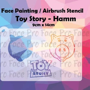 Könnte beinhalten: Eine Schablonen für Gesichtsbemalung und Airbrush mit der Figur Hamm aus Toy Story. Die Schablone ist rechteckig und zeigt eine Katzen-Silhouette, Hamms Gesicht und das Toy Story-Logo. Sie misst etwa 9 cm x 14 cm.