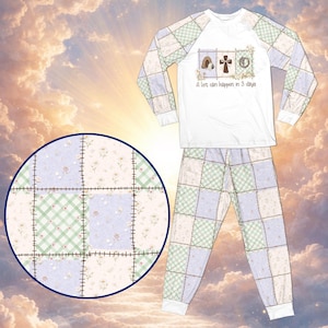 Peut inclure: Un ensemble de pyjama deux pièces avec un haut blanc et un pantalon de style patchwork. Le haut présente un graphisme avec une croix et le texte "A lot can happen in 3 days." Le patchwork comprend des motifs floraux et vichy aux couleurs pastel.