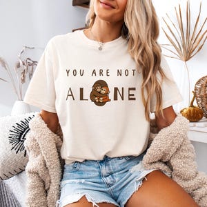 Sie sind nicht allein Shirt Süßer Affe Umarmung T-Shirt emotionales Support Shirt Komfort ästhetisches T-Shirt weiches Erinnerungs-Shirt
