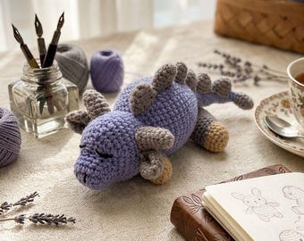 Patrón original en PDF para tejer a crochet un peluche de dragón bebé dormilón.
