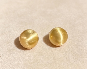 Pendientes de lujo con forma de frijol en oro cepillado, pendientes minimalistas de metal mate, joyería francesa estética para fiestas y citas nocturnas.