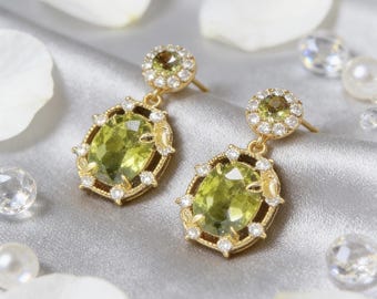 Elegantes pendientes colgantes franceses vintage de piedra preciosa verde oliva, pendientes colgantes de plata 925 con halo de circonitas cúbicas pavé.