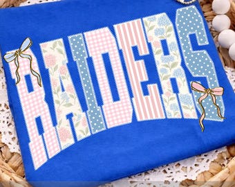 Raiders PNG, Preppy Patchwork Maskottchen Shirt Design, Rosa Blumen Gingham PNG, Schulgeist Sublimationsdatei
