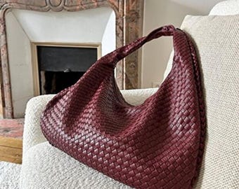 【超美品】ショルダーバッグ レザー バッグ ハンドバッグ　赤　革　ワインレッド ワインレッド 本革 フラップ 斜めかけ ショルダーバッグ スクエア
