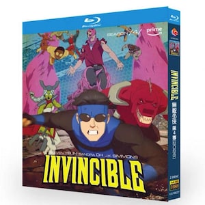 Könnte beinhalten: Eine Blu-ray-Disc-Hülle für die Zeichentrickserie "Invincible" Staffel 4. Das Cover zeigt eine dynamische Illustration mehrerer Charaktere in Aktion, mit dem Titel der Show in großen gelben Buchstaben. Die Hülle ist blau mit dem Blu-ray-Logo und dem Prime-Branding.