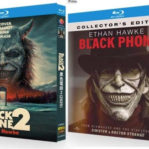 Peut inclure: Deux bo&icirc;tiers de films Blu-ray. Le premier est pour "Black Phone 2" avec une image de masque d&eacute;moniaque. Le second est pour "Black Phone" Collector's Edition, avec Ethan Hawke et un masque souriant. Les deux bo&icirc;tiers ont le logo Blu-ray.