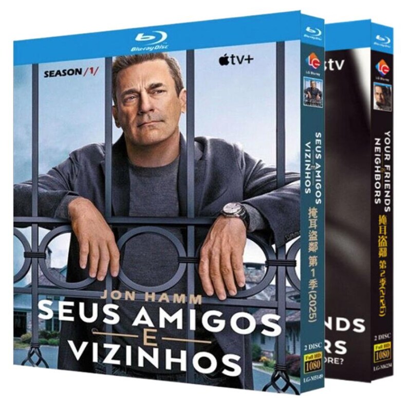 May include: A Blu-ray box set of the television series Seus Amigos e Vizinhos Season 1 featuring Jon Hamm on the cover. The cover shows a man behind a black metal fence with the text Season 1, Apple TV+, and the title Seus Amigos e Vizinhos.