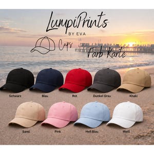 Op de afbeelding: Een verzameling baseballpetten in diverse kleuren, waaronder zwart, marineblauw, rood, donkergrijs, kaki, zand, roze, lichtblauw en wit. De petten worden getoond op een zandstrand met een zonsondergang.