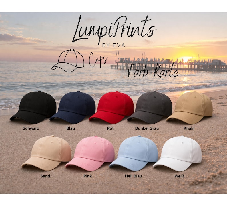 Op de afbeelding: Een verzameling baseballpetten in diverse kleuren, waaronder zwart, marineblauw, rood, donkergrijs, kaki, zand, roze, lichtblauw en wit. De petten worden getoond op een zandstrand met een zonsondergang.