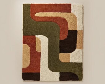 Puede incluir: Una alfombra rectangular con un diseño geométrico. La alfombra presenta un patrón de líneas y formas curvas en tonos verde oliva, óxido, crema, beige y marrón. La alfombra tiene un aspecto texturizado y afelpado.