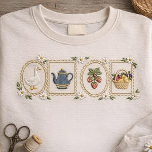 Ricamo in stile cottagecore, teiera a forma di oca e cestino di fragole (download digitale)