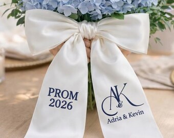 Fiocco personalizzato per ghirlanda nuziale, fascia per porta personalizzata con nome, nastro con monogramma floreale, decorazione ricamata con i nomi degli sposi, regalo di nozze per lei