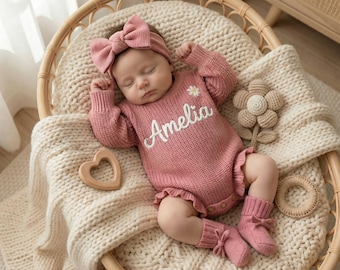 Conjunto de pelele para bebé niña con nombre personalizado, conjunto de punto con volantes rosa empolvado, diadema y patucos, bordado para recién nacidos que vuelven a casa.