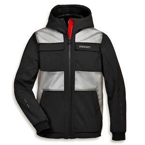 Pode incluir: Casaco preto com capuz, detalhes prateados e a palavra "DUCATI" no peito. O casaco tem um fecho de correr completo, dois bolsos frontais e um forro vermelho. As mangas têm punhos pretos.