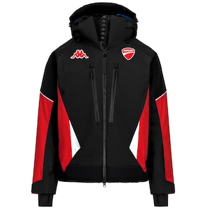 Pode incluir: Casaco de motociclismo preto e vermelho com capuz. O casaco apresenta um design branco e vermelho nas mangas e o logótipo Ducati no peito. O logótipo Kappa está na parte superior esquerda do peito.