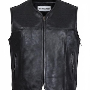 Puede incluir: Chaleco de cuero negro con diseño perforado. Cuenta con cremallera frontal, dos bolsillos delanteros con cremallera y cuello mandarín. La marca "HosiMaxMoto" es visible en el cuello interior.