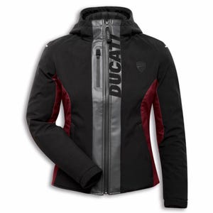 Puede incluir: Chaqueta de moto negra con capucha, con una franja gris vertical en el centro y paneles laterales burdeos. La palabra "DUCATI" está impresa verticalmente en la franja gris. Un pequeño emblema de Ducati está en el pecho.
