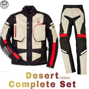 Può includere: Completo da motociclista, tema deserto. Il completo giacca e pantaloni presenta dettagli neri, beige e rossi. La giacca ha più tasche e la scritta "Ducati". Il completo è etichettato "Desert Edition Complete Set".
