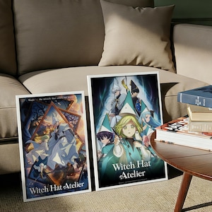 Puede incluir: Dos láminas enmarcadas con ilustraciones de estilo anime. Una muestra figuras con túnicas blancas, la otra presenta personajes con sombreros de bruja turquesa y blancos. El texto "Witch Hat Atelier" es visible.