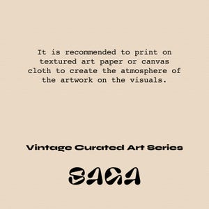 K&ouml;nnte beinhalten: Beigefarbener Hintergrund mit schwarzem Text, der das Drucken auf strukturiertem Kunstdruckpapier oder Leinwand empfiehlt. Der Text lautet "Vintage Curated Art Series" und das Wort "SAGA" in einer stilisierten Schriftart.