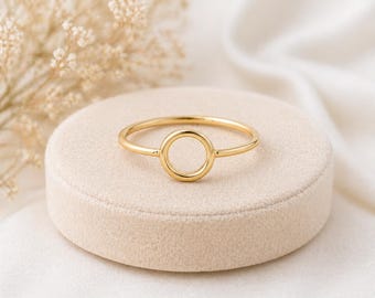 Anel circular vazado em ouro 14K, joia delicada e minimalista com design geométrico para usar em conjunto com outras peças.