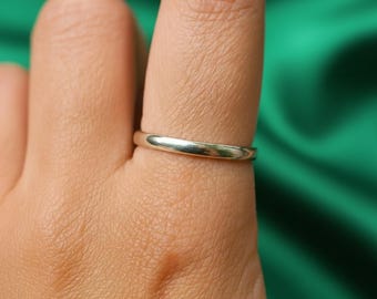 クラシックなスターリングシルバーの結婚指輪、男性にも女性にも使える薄型2mmのシンプルなリング、ミニマルな重ね付けリング、シンプルなポリッシュ仕上げのプロミスリングギフト