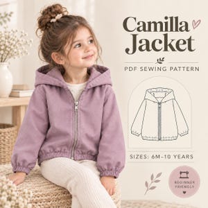 Può includere: Una giacca con cappuccio color malva con chiusura a zip frontale e polsini elasticizzati. Il testo recita Camilla Jacket PDF SEWING PATTERN, SIZES: 6M-10 YEARS e BEGINNER FRIENDLY. È incluso un disegno al tratto della giacca.