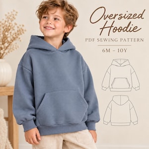 Può includere: Una felpa con cappuccio oversize in un colore blu tenue con cappuccio, maniche lunghe con polsini a coste e una tasca a marsupio frontale. Il testo recita Oversized Hoodie PDF SEWING PATTERN 6M - 10Y, con due schizzi tecnici in bianco e nero.