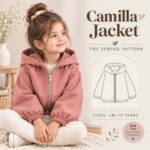 Op de afbeelding: Een oudroze jas met capuchon, ritssluiting aan de voorzijde, elastische boorden en een zoom. De tekst luidt Camilla Jacket PDF Sewing Pattern, Sizes: 6M-10 Years, en Beginner Friendly. Een lijntekening van de jas is in het ontwerp opgenomen.