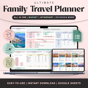 以下が含まれることがあります： ラップトップとタブレットに表示されるデジタルファミリー旅行プランナー。プランナーには、予算、旅程、パッキングのセクションが含まれています。画像には「ULTIMATE Family Travel Planner」というテキストと、初心者向け、旅行調査、通貨選択のアイコンが表示されています。