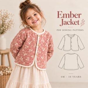 Peut inclure: Une veste matelassée rose poudré à motif floral blanc, dotée d'une encolure ronde, de manches longues et de trois boutons sur le devant. Le texte indique Ember Jacket PDF SEWING PATTERN 6M - 10 YEARS, avec deux dessins au trait.